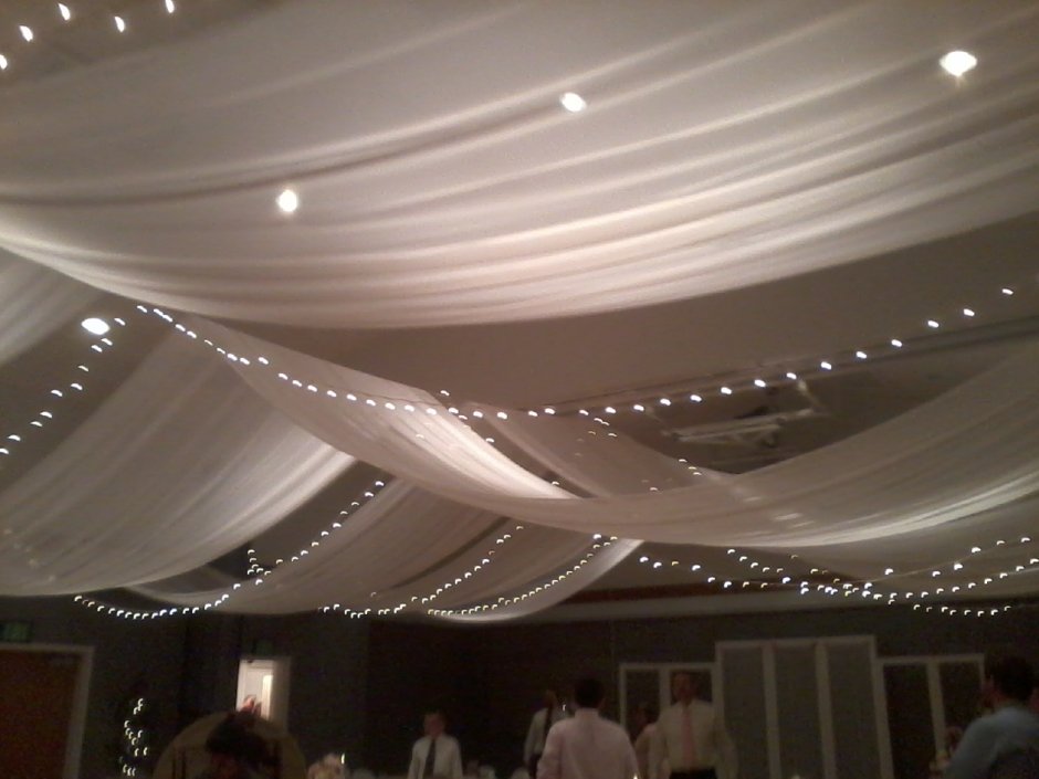 Белые шторы в интерьере гостиной