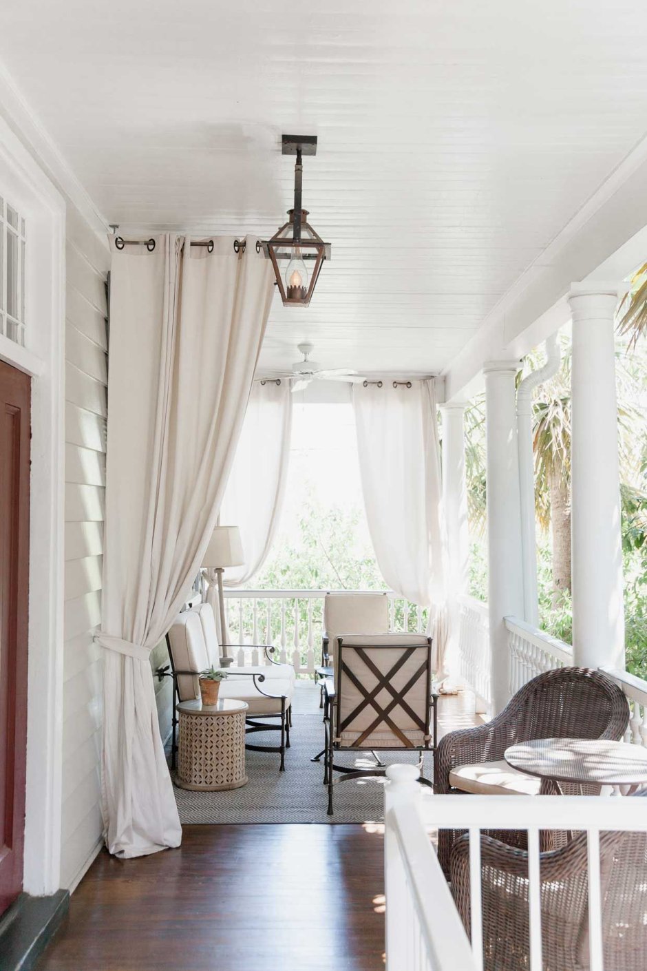 Гирлянда штора на стене