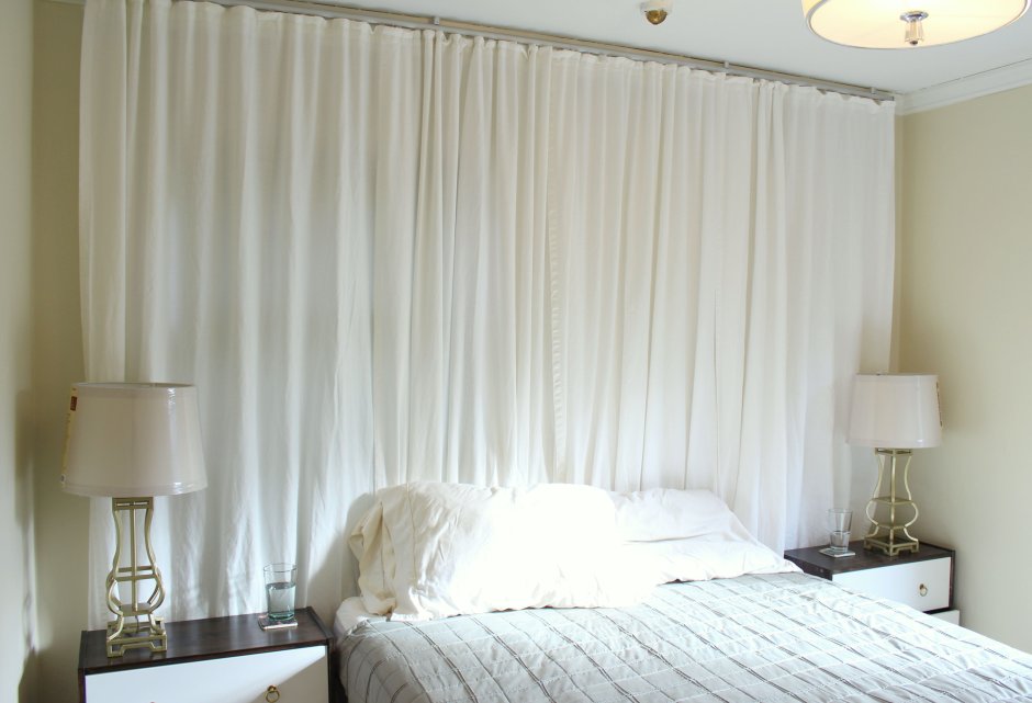 Светлые шторы в спальню с потолочными гардинами