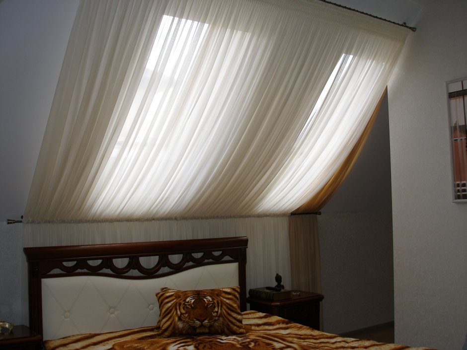 Шторы на наклонные мансардные окна