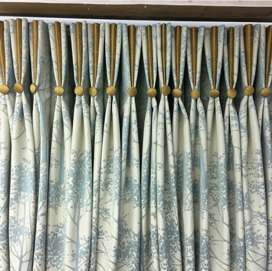 Шторы в зал темные со светлым