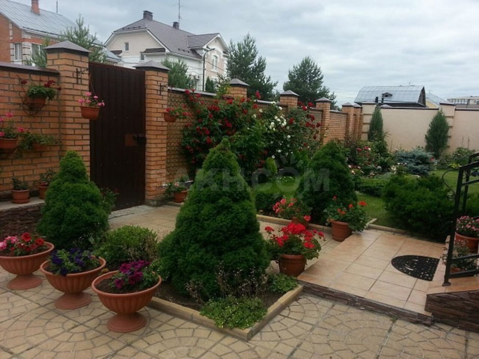 Ландшафт вдоль забора