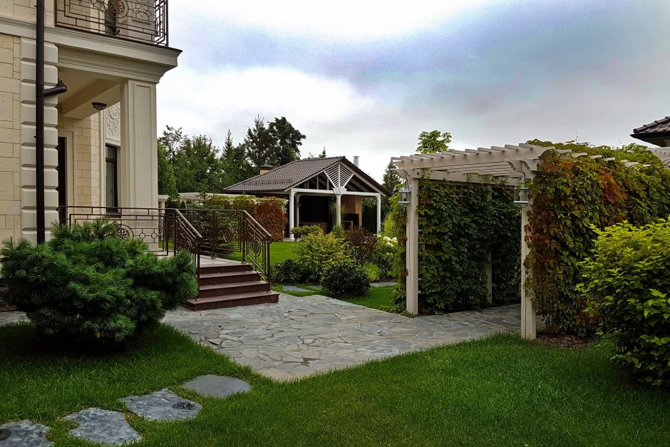 Цветник перед домом