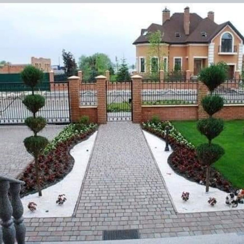 Двор в плитке с клумбой