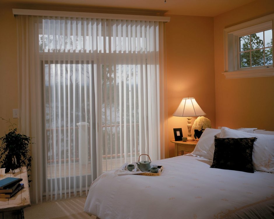 Вертикальные жалюзи в спальне