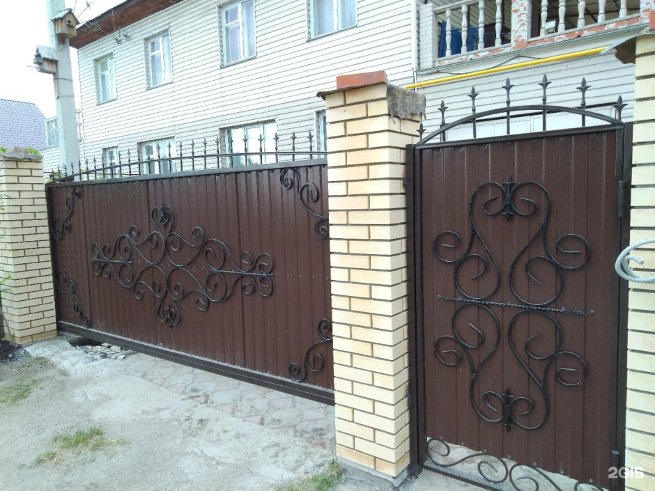 Откатные ворота с элементами ковки и профлиста