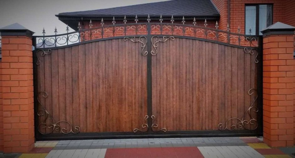 Ворота с элементами ковки