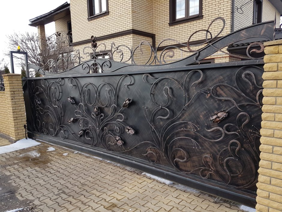 Сдвижные кованые ворота