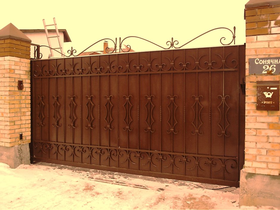 Откатные ворота с коваными элементами
