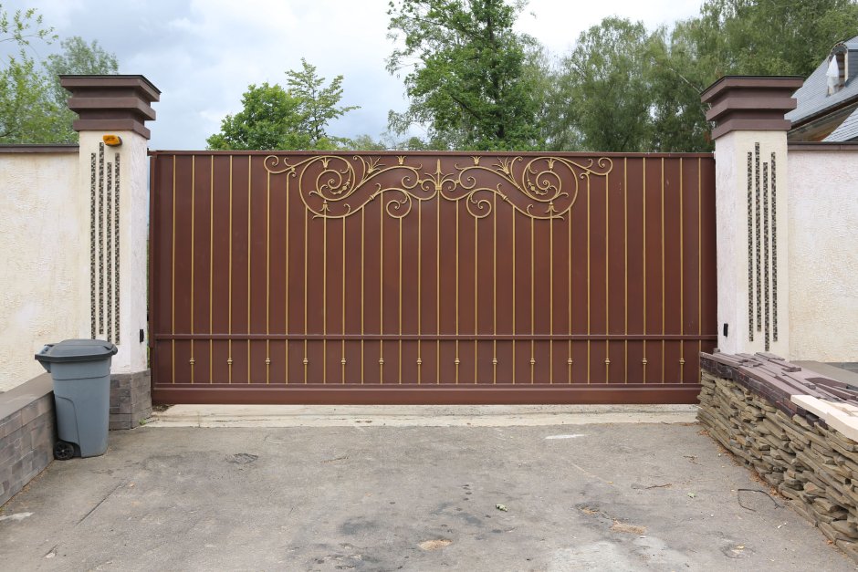Откатные ворота с ковкой