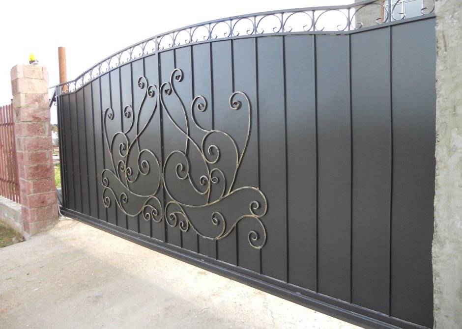 Откатные ворота с элементами ковки
