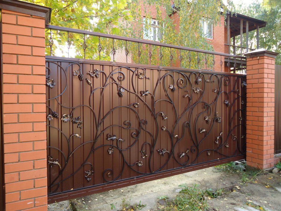 Откатные ворота с ковкой