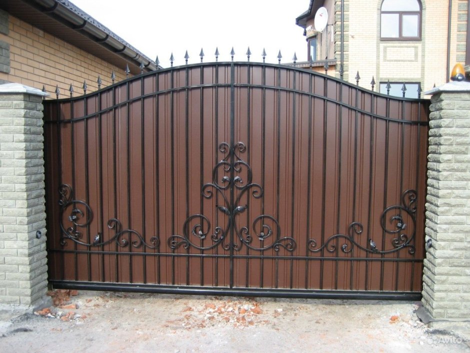 Откатные ворота с элементами ковки