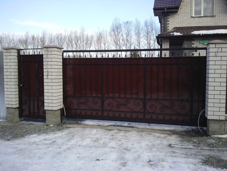 Откатные ворота с элементами ковки сверху