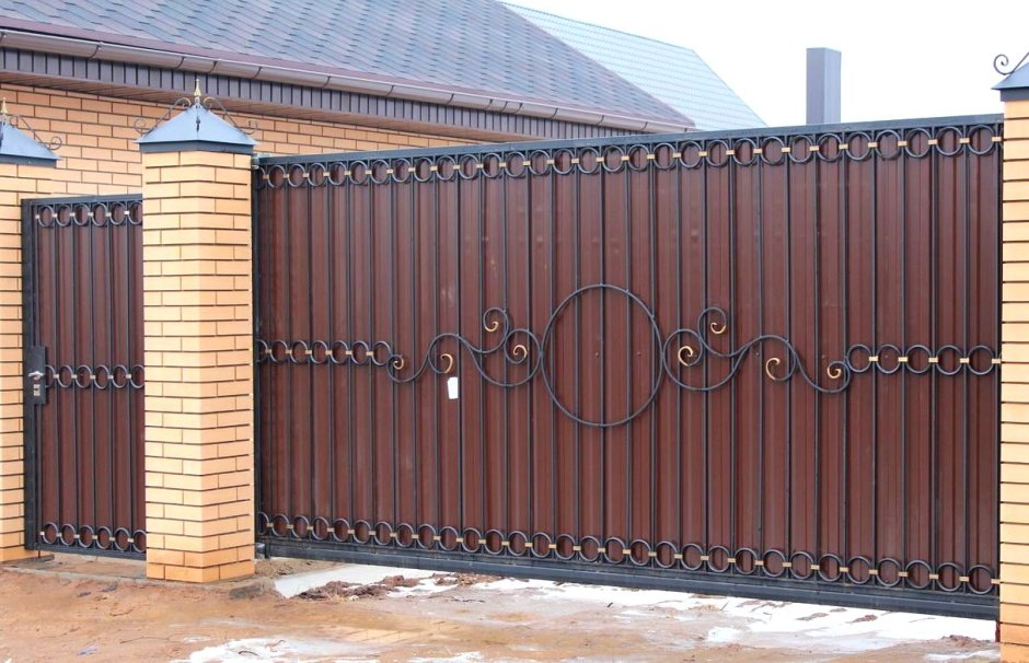 Откатные ворота с ковкой