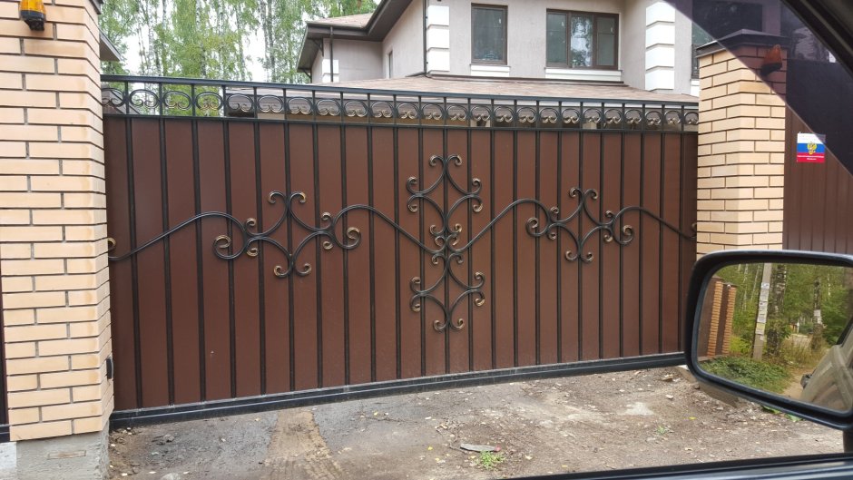 Откатные ворота с элементами ковки