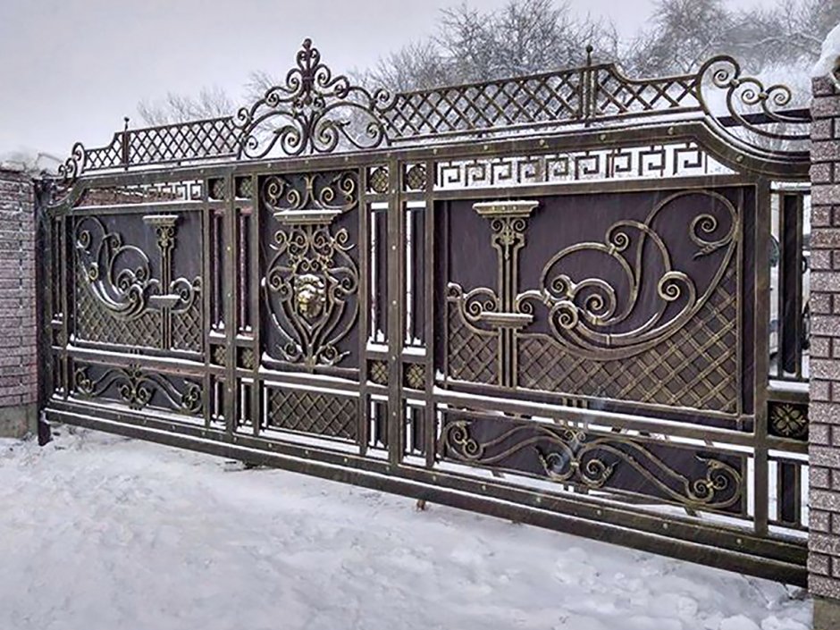 Откатные ворота с элементами ковки