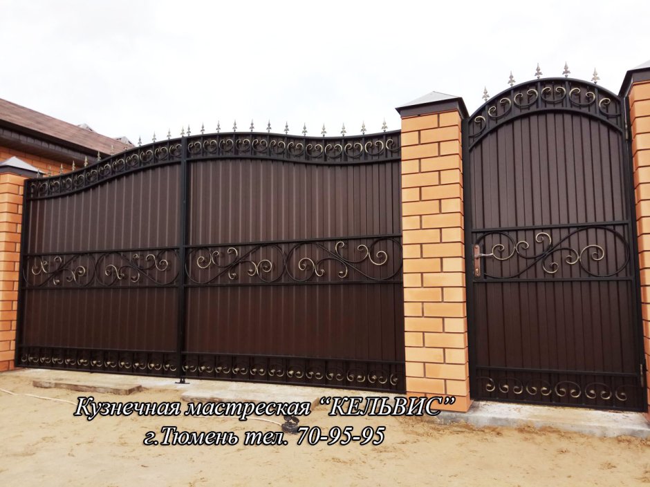 Откатные ворота с элементами ковки
