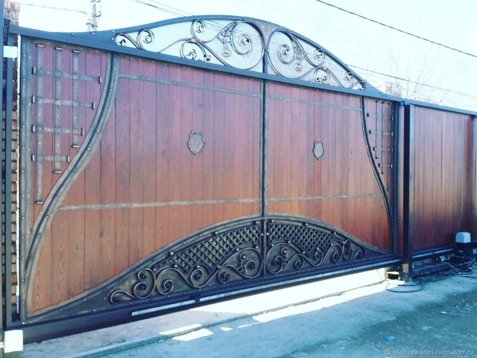 Кованые ворота откатные с электроприводом