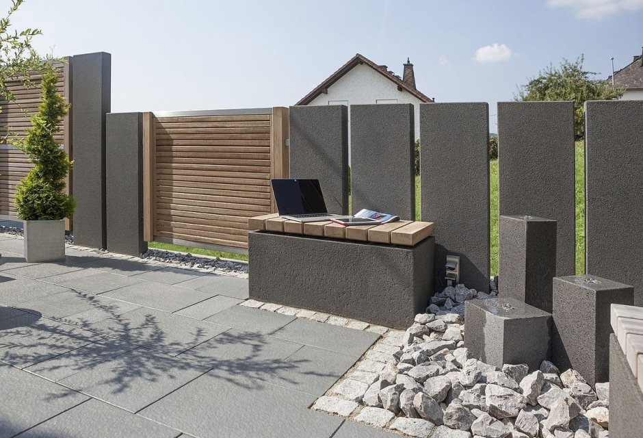 Современный забор из бетона