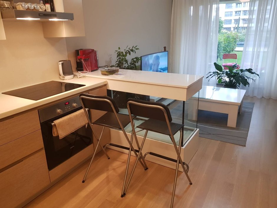 Круглый стол на маленькой кухне