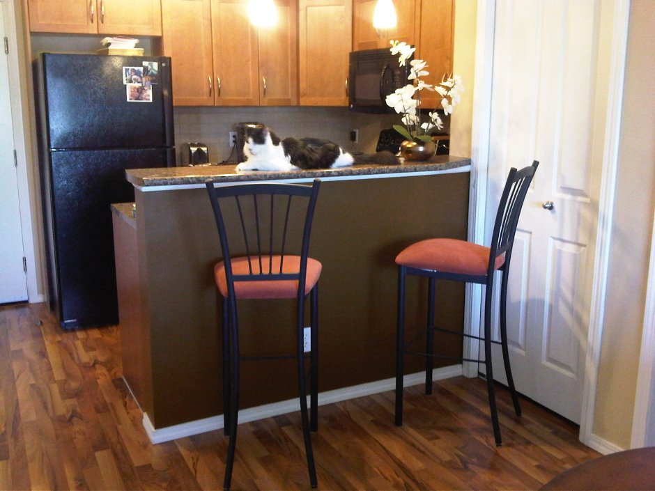 Маленькая кухня с барной стойкой