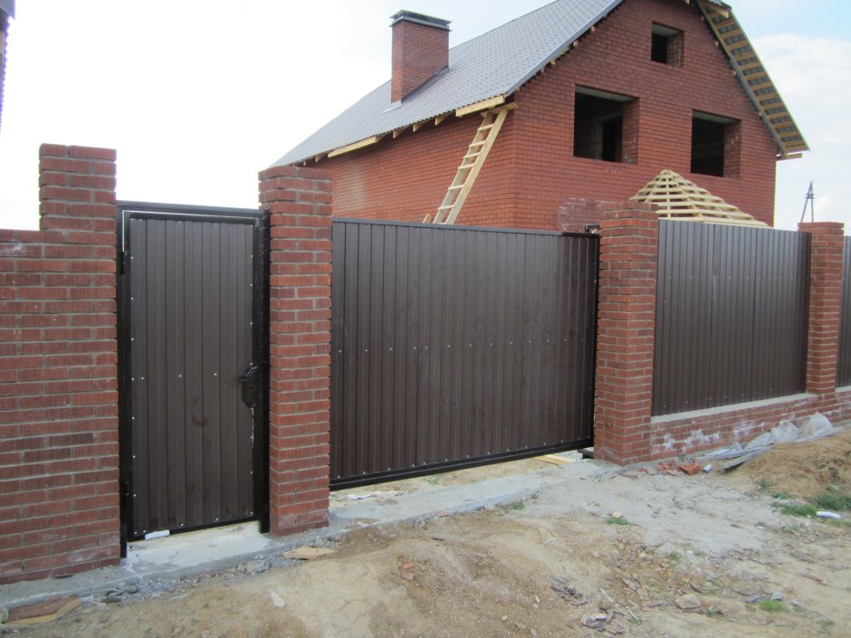 Забор из кирпича с откатными воротами