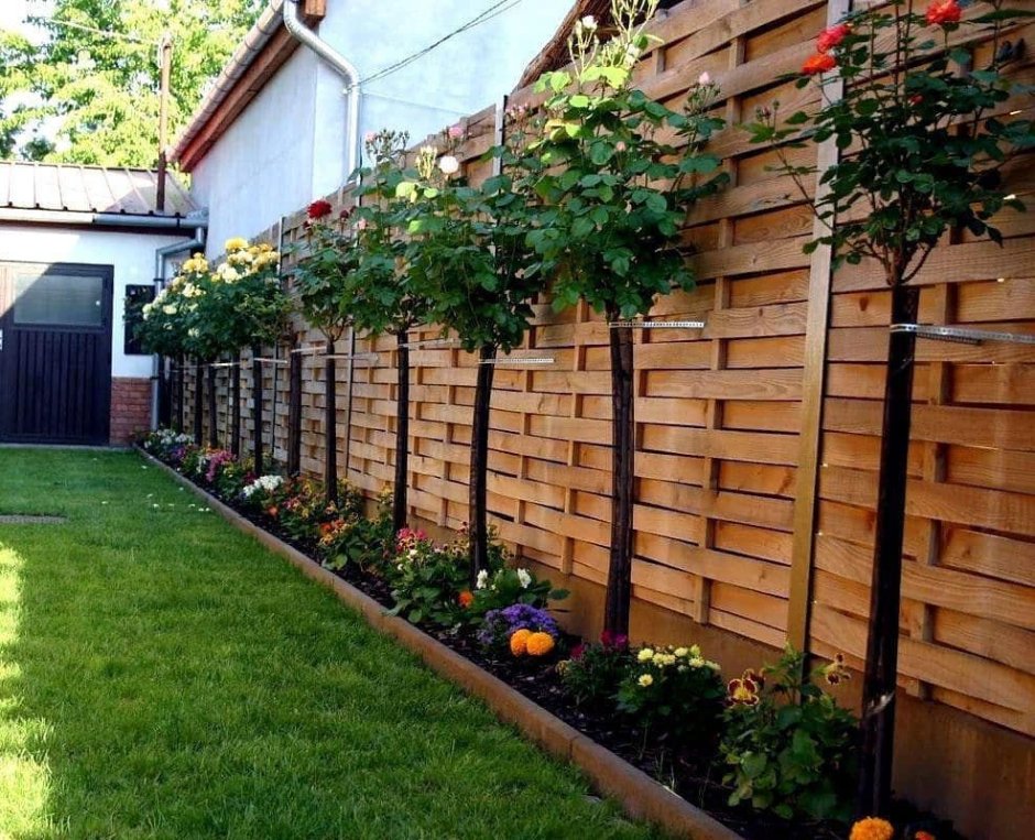 Зона на улице вдоль забора