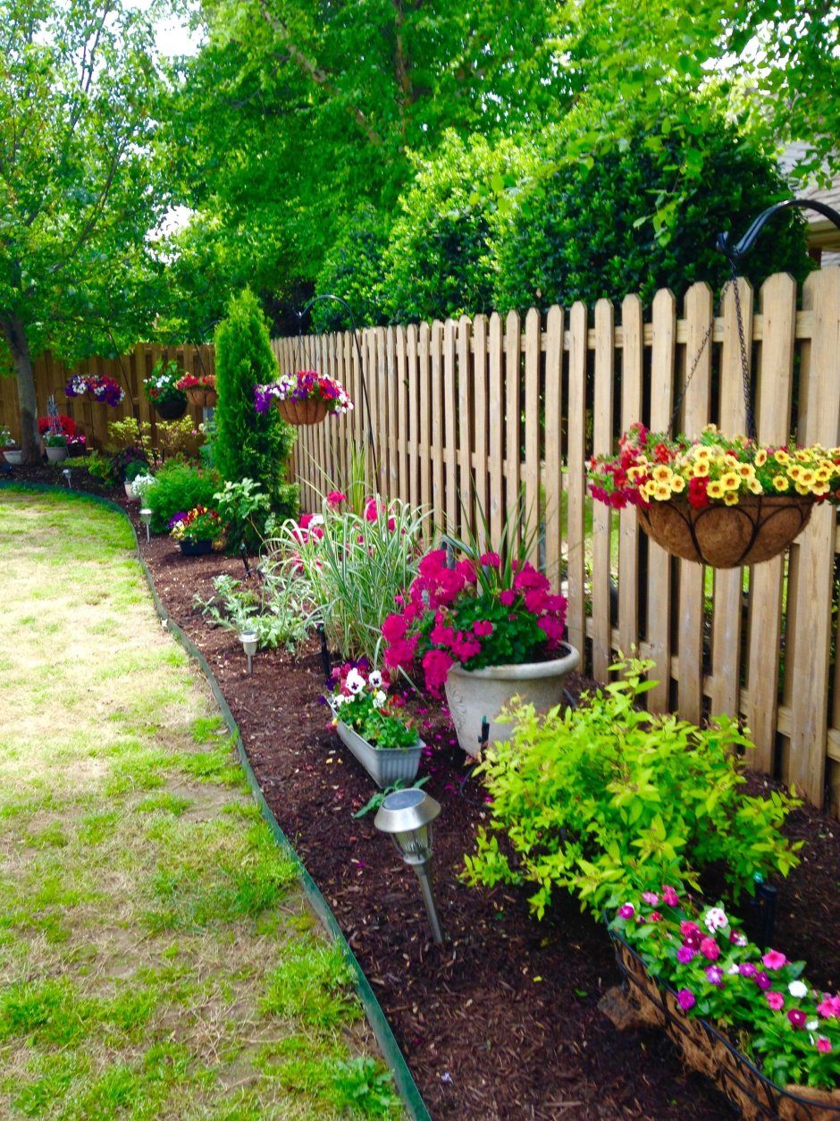 Цветник вдоль забора