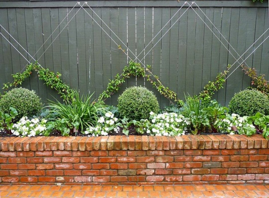 Высокие клумбы из бетона