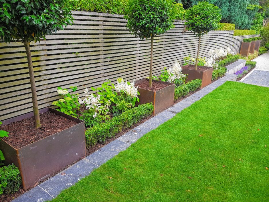 Цветник вдоль забора