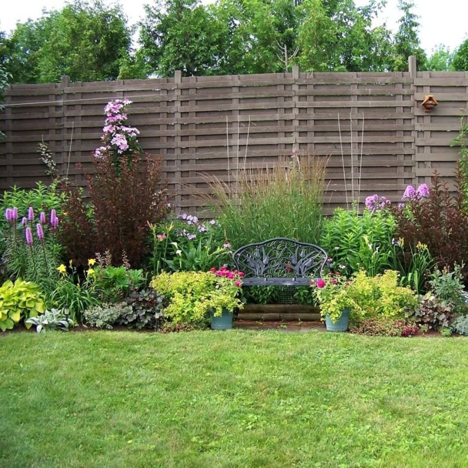 Миксбордер с туей Смарагд