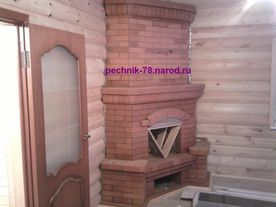 Угловой камин из кирпича в бане