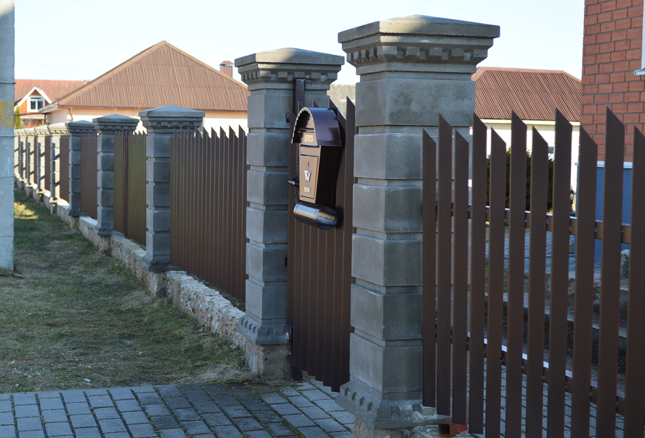 Забор с каменными столбами