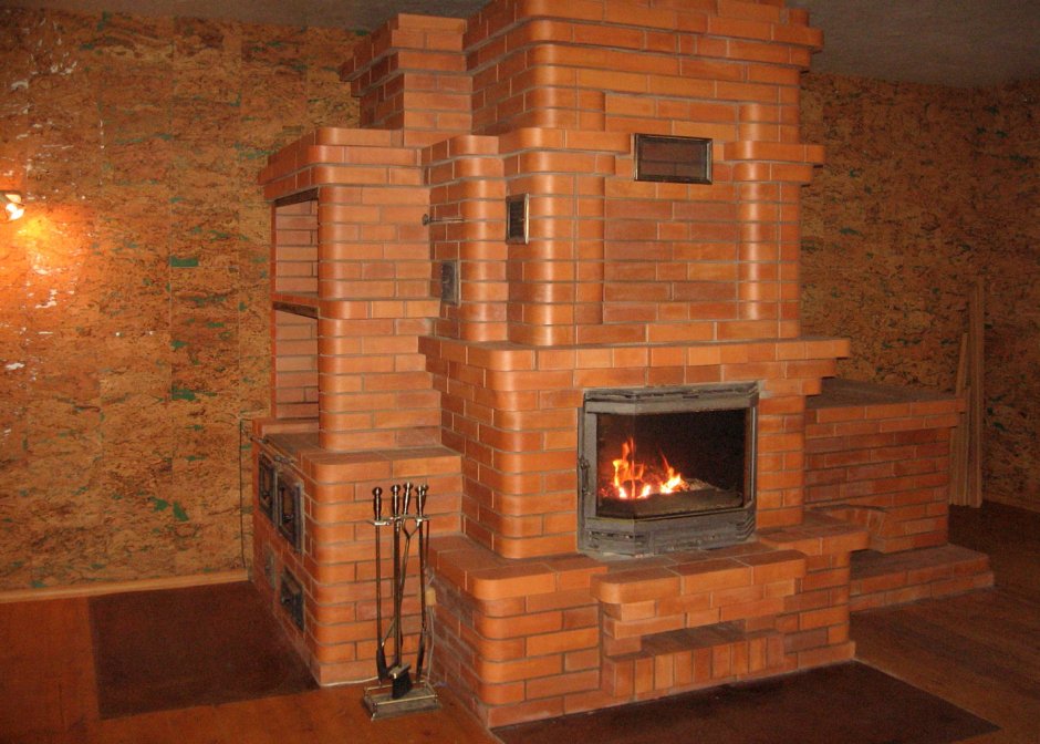 Печь-камин кирпичная для загородного дома