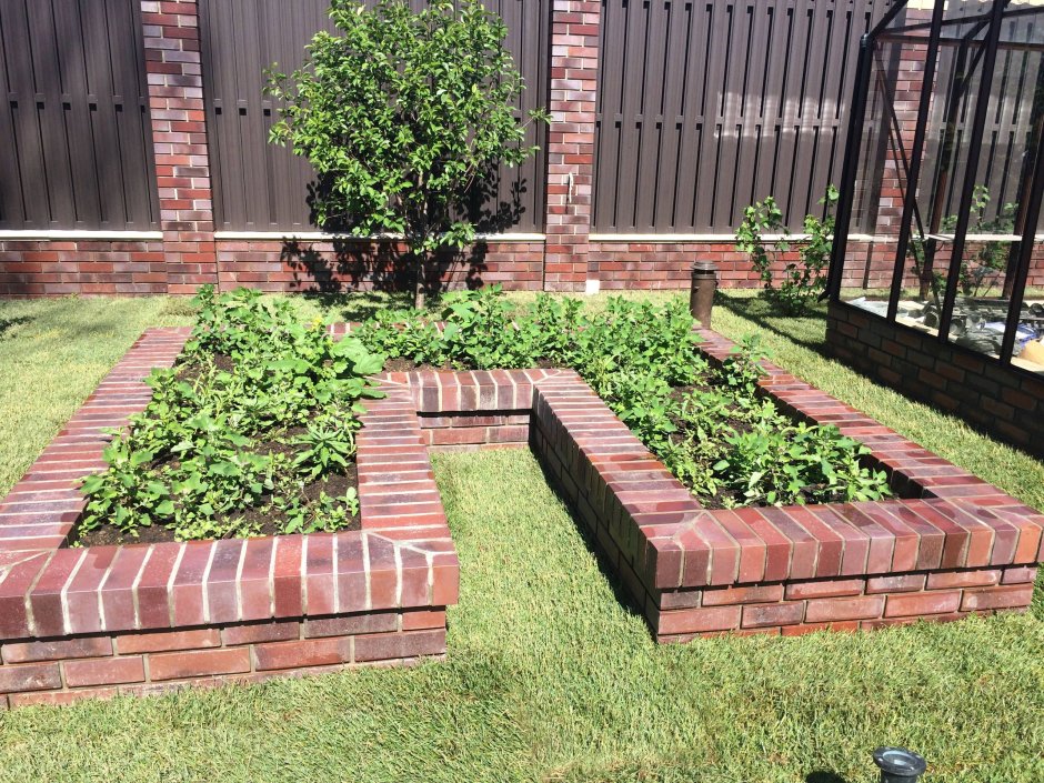 Грядки с кирпича