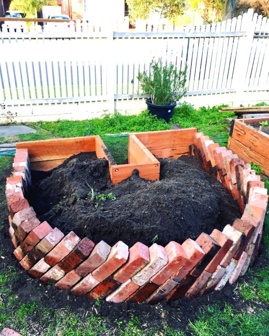 Клумба из кирпича