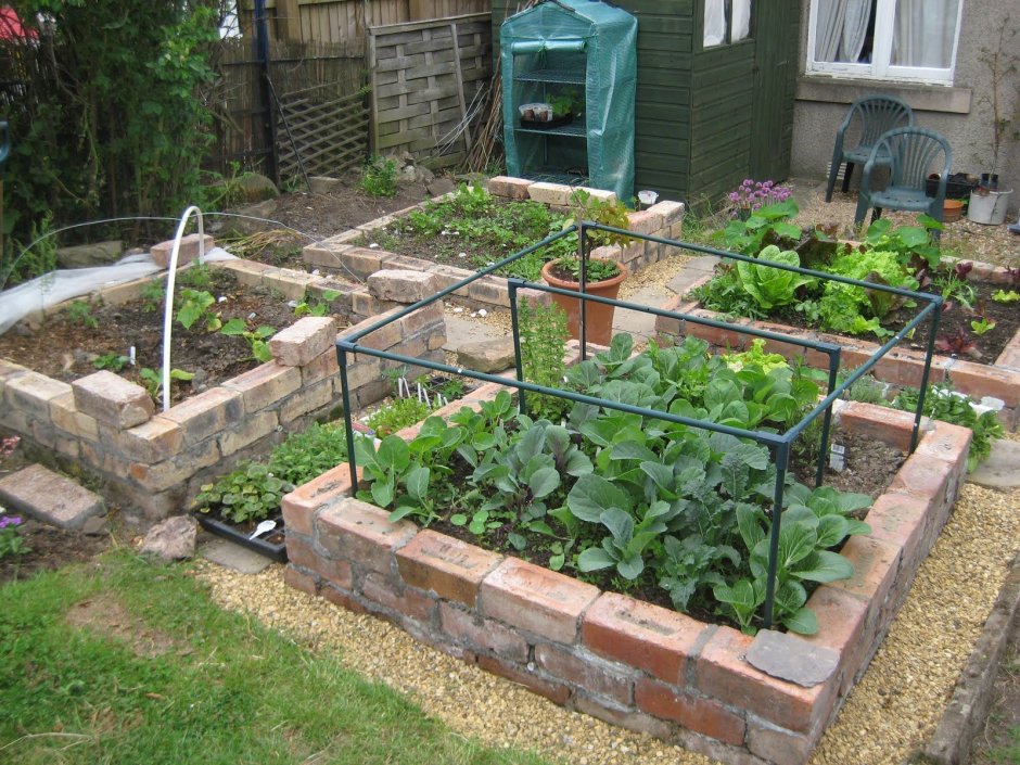 Цветник из кирпича