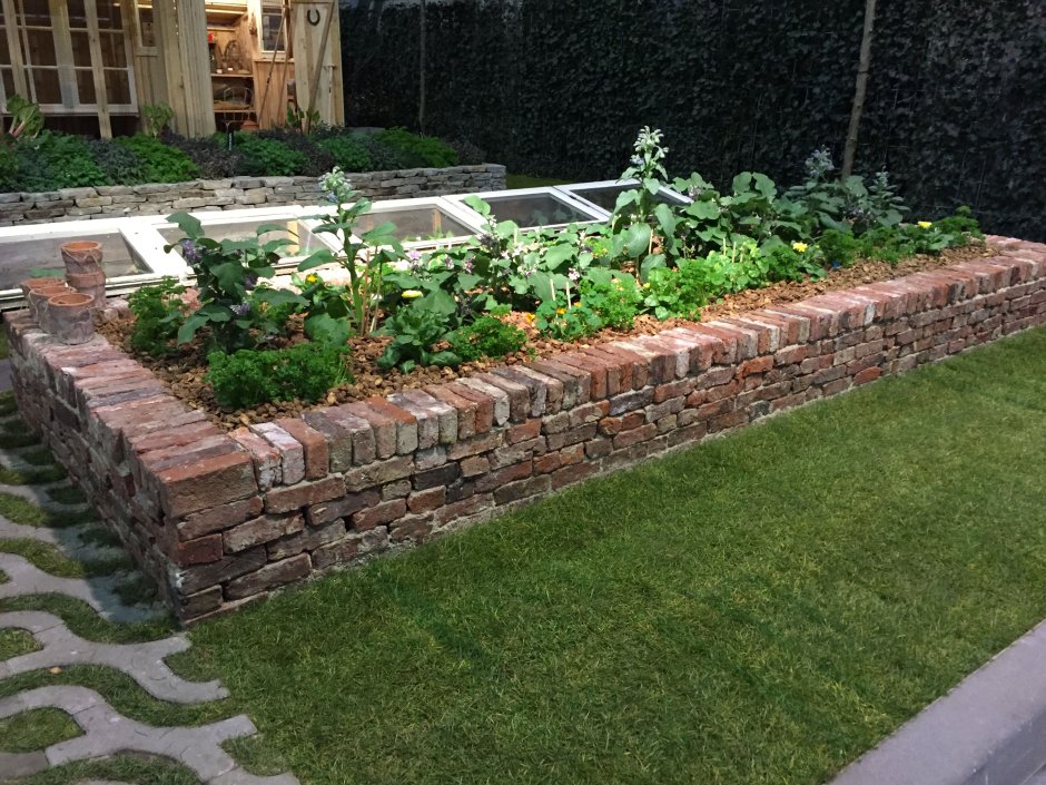 Из кирпичей и досок под овощи в огороде