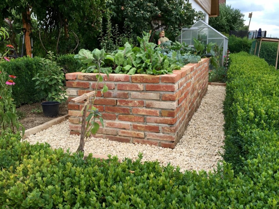 Зашпаклевать грядку из кирпича