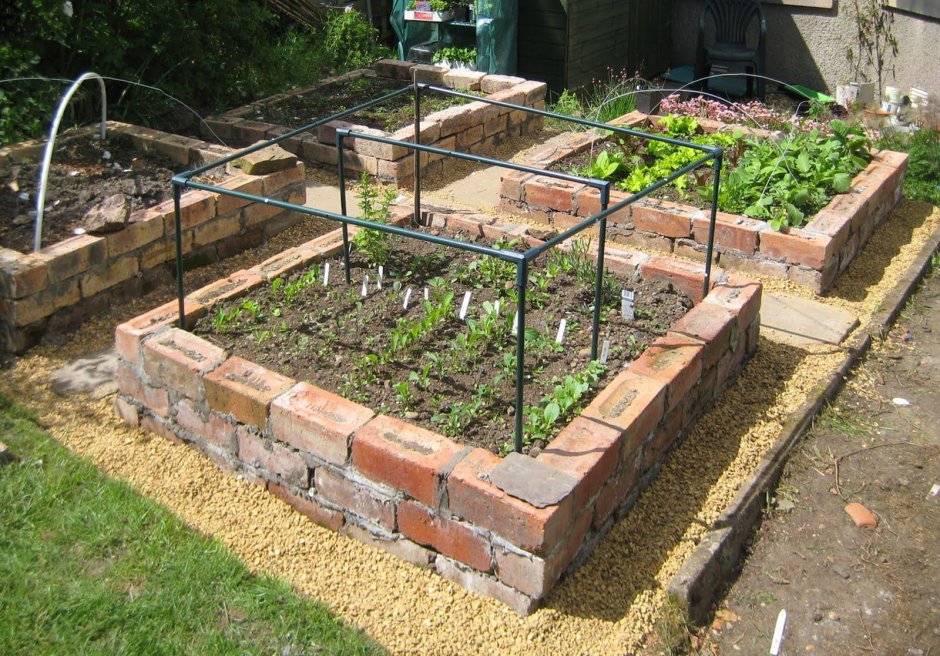 Клумба из кирпича