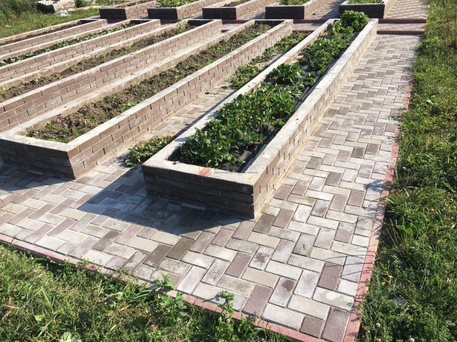 Высокие грядки из кирпича