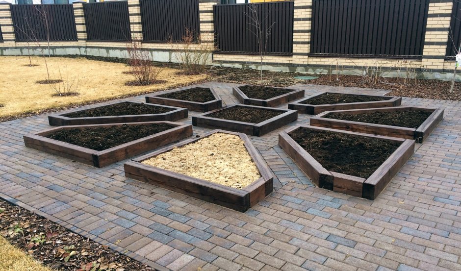 Высокие грядки из кирпича