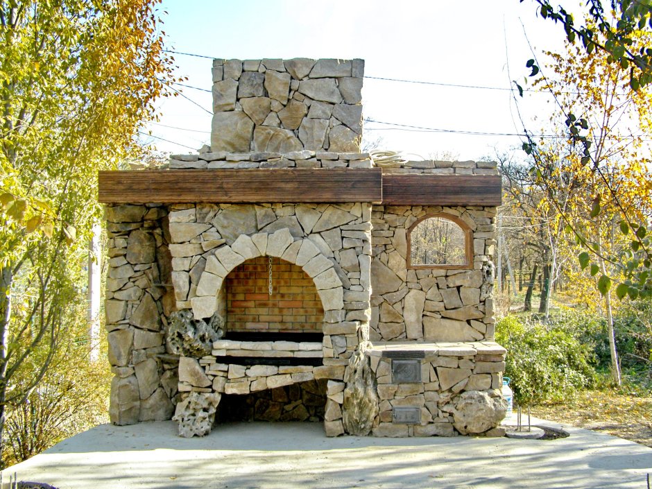 Мангальная зона из камня Бута