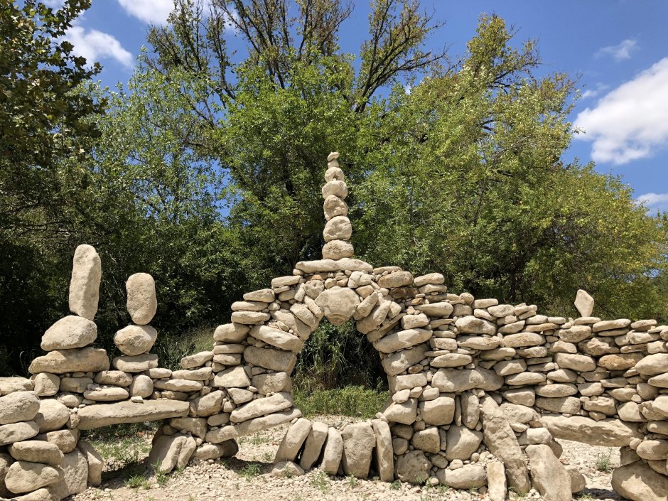 Беседка из крупной гальки