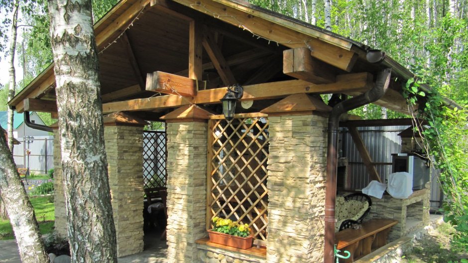 Отделка беседки камнем