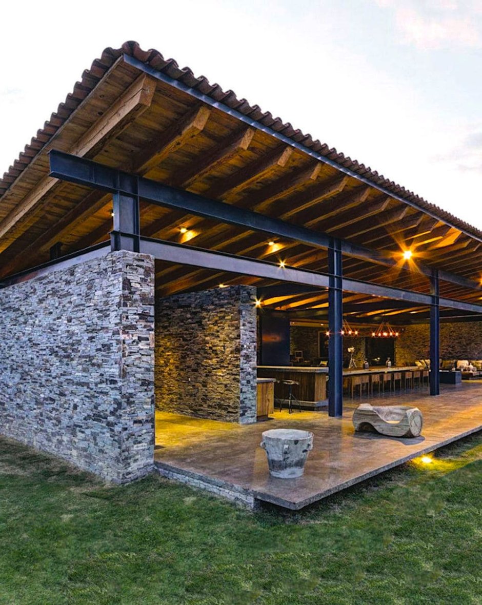 Беседка с каменными столбами