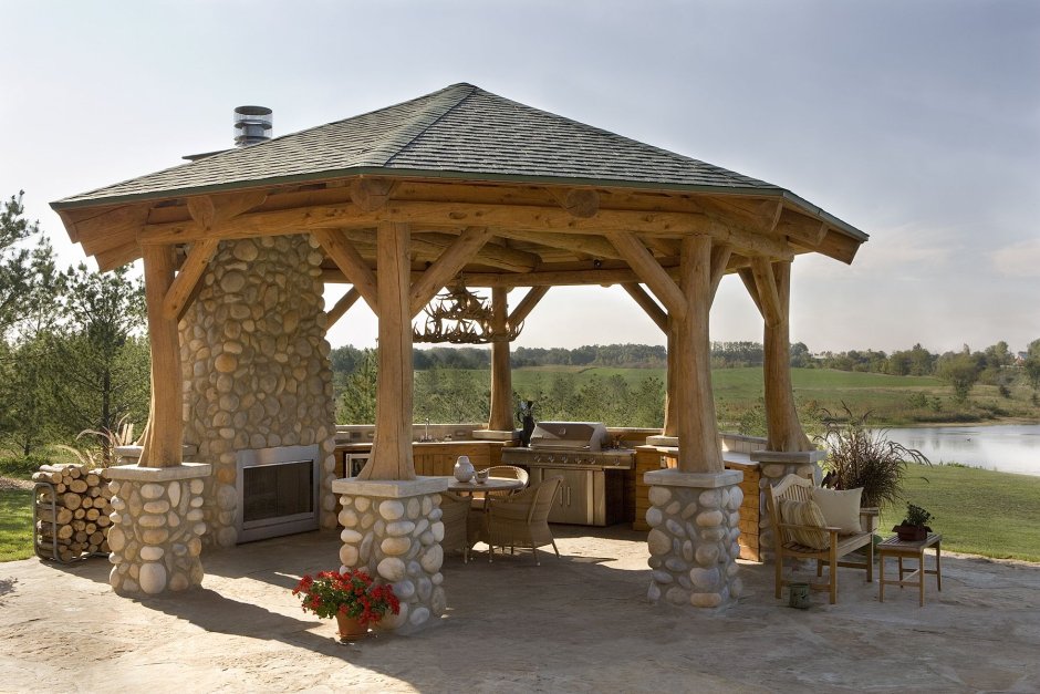 Беседка с мангальной зоной из бревна