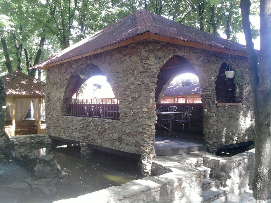 Беседка из дикого камня