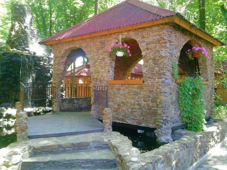 Беседка из дикого камня